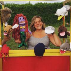 Nan-Puppets Performs